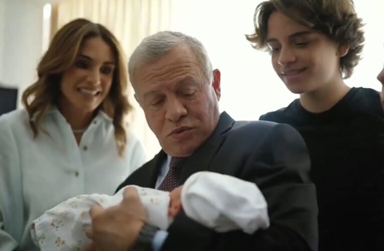 الأردن.. تعابير وجه الملك لحظة حمل ابنة الأميرة رجوة والحسين تثير تفاعلا