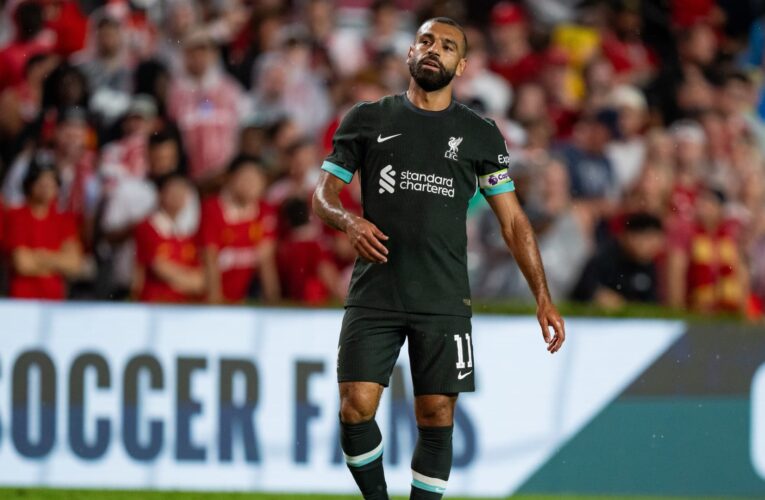 خلال مباراة ودية.. محمد صلاح يمازح مدربة في ليفربول بعد استبداله