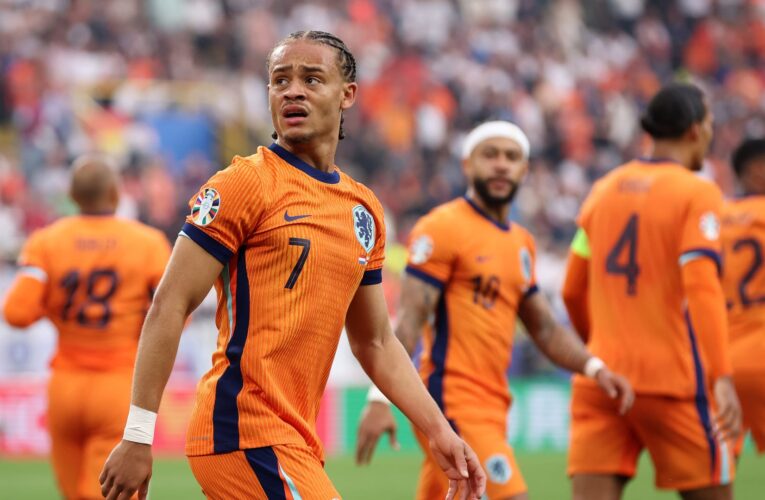 برز في يورو 2024 وحظي باهتمام أندية أوروبية كبرى.. تشافي سيمونز يحسم مستقبله