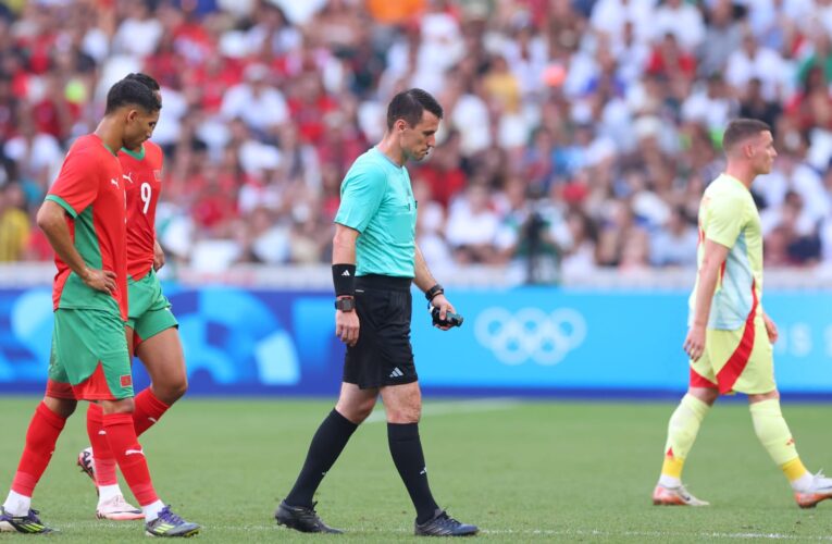 واقعة غريبة.. لاعب إسبانيا يلحق الإصابة بالحكم خلال مواجهة المغرب في أولمبياد باريس