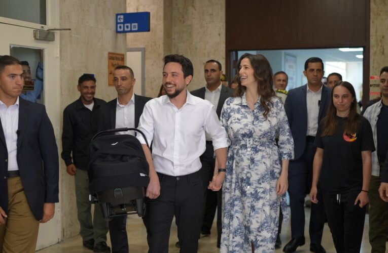 بالزغاريد.. شاهد أول ظهور للأميرة رجوة بعد الولادة خلال مغادرة مدينة الحسين الطبية