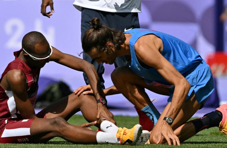 هرع نحوه للاطمئنان عليه.. تصرف لاعب إيطالي بعد إصابة القطري معتز برشم يخطف الأنظار