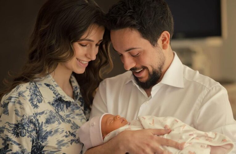 الأردن.. الأميرة رجوة في أول صورة عائلية لها مع الأمير الحسين ومولودتهما