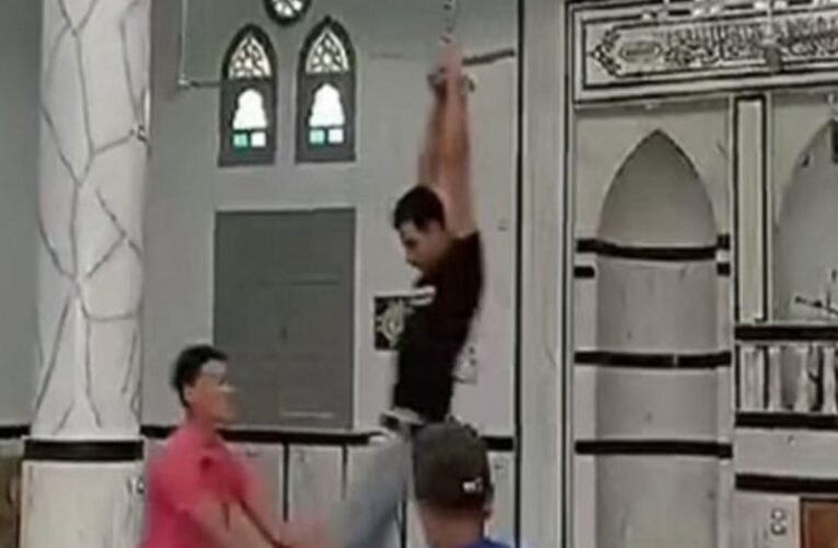 مصر.. تداول فيديو لأشخاص “يلهون داخل مسجد”.. والداخلية تعلق