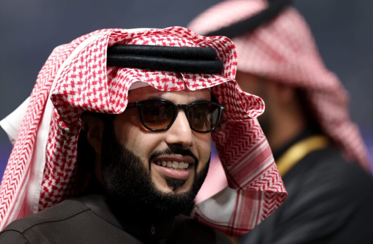 “تزرع الفتنة وتسبب المشاكل”.. تركي آل الشيخ يحذر من “حسابات وهمية” على مواقع التواصل بالسعودية ودول الخليج