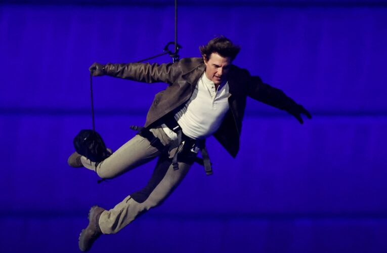 توم كروز يؤدي قفزة جريئة من سطح الملعب في حفل ختام أولمبياد باريس 2024