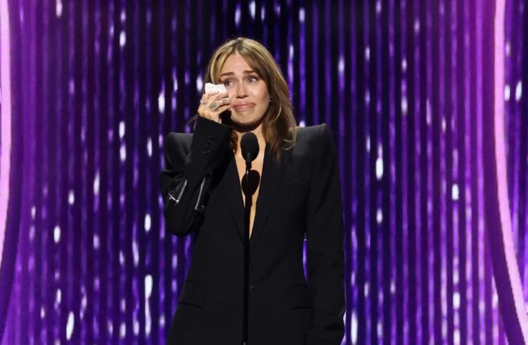 مايلي سايروس تبكي خلال تكريمها كـ”أصغر أسطورة” لديزني