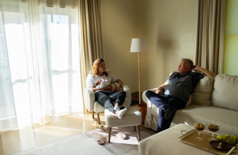 “مع الكتكوتة”.. الملكة رانيا تنشر صورة تحتضن فيها حفيدتها الأميرة إيمان