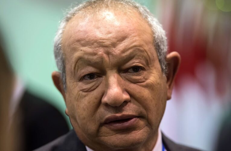 ساويرس يرد على سؤال بشأن فيلم “الملحد”.. وهذا ما قاله عن “منع” عرضه