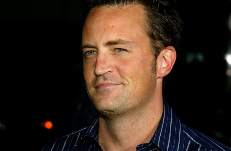 مرتبطين بموت نجم مسلسل “فريندز” ماثيو بيري.. اعتقال “ملكة الكيتامين” و4 غيرها بعد أشهر من وفاته