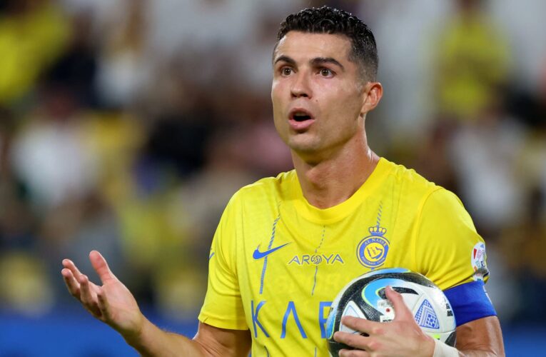 السعودية.. تصرف “غريب” من رونالدو مع زملائه على هامش خسارة النصر من الهلال