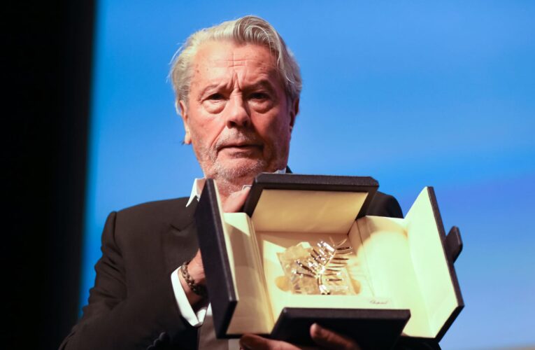 وفاة أسطورة السينما الفرنسية آلان ديلون عن عمر ناهز 88 عاما