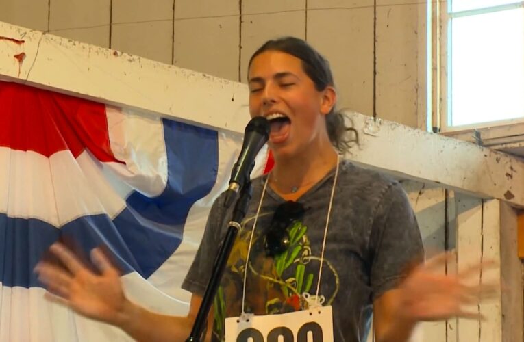 قد تضطر لسد أذنيك.. شاهد مسابقة الصراخ الغريبة لجذب انتباه الأزواج