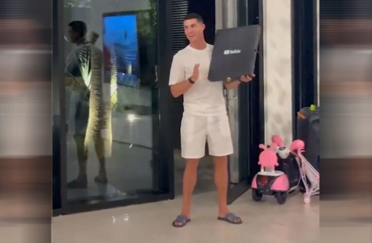 35 مليون مشاهدة بأقل من 10 ساعات.. رونالدو ينشر فيديو من منزله لردة فعل أطفاله على درع يوتيوب