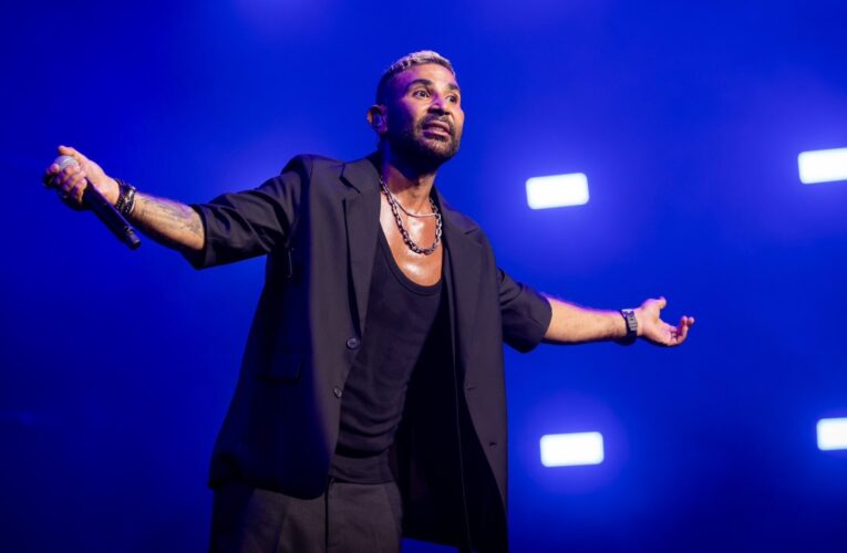 أحمد سعد يمازح جمهور جدة حول أغنيته “سعودي وأسمر وعيونه خضرا”