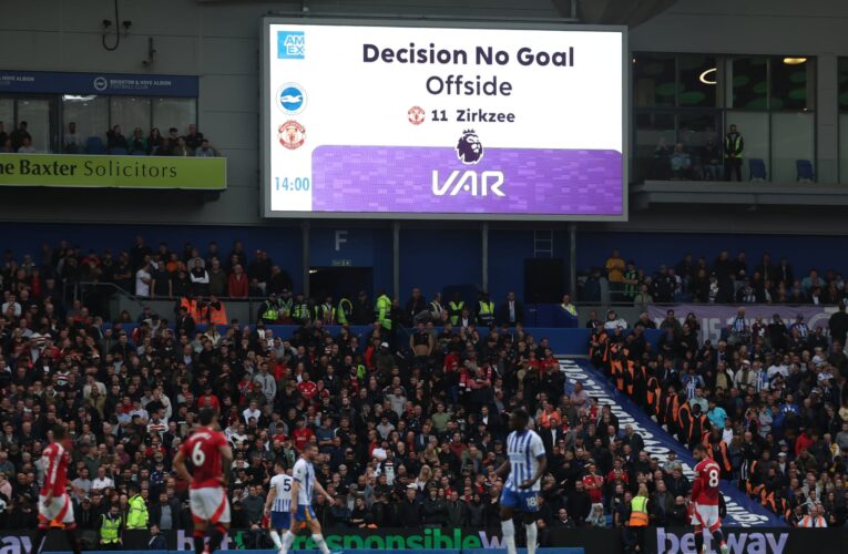 الدوري الإنجليزي.. واقعة “غريبة” بين لاعبي مانشستر يونايتد تتسبب بإلغاء هدف الفريق