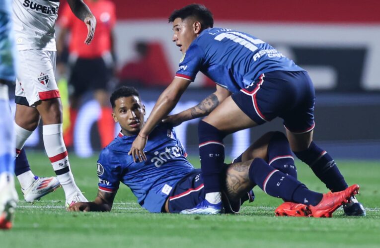 بعد إعلان وفاته.. فيديو لحظة انهيار اللاعب خوان إزكويردو يثير تفاعلا