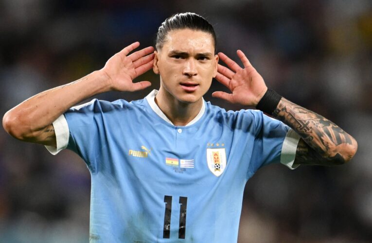 إيقاف وغرامة.. معاقبة نونيز بعد مشاجرة مع الجماهير على هامش مباراة لمنتخب الأوروغواي