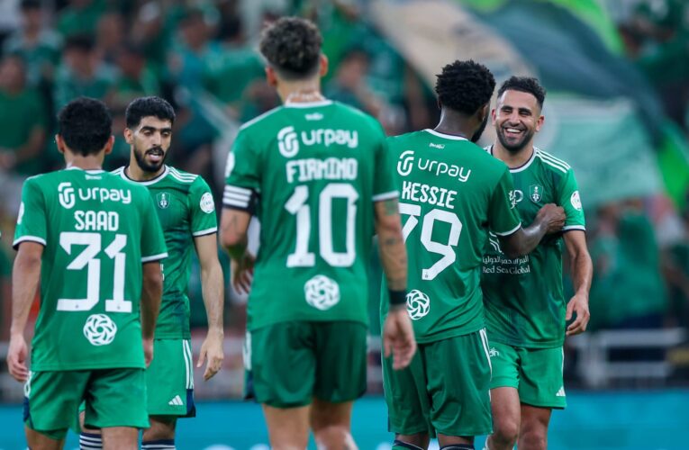 السعودية.. طفل مبتور الساق يشجع الأهلي يثير تفاعلا بفيديو تحت المطر