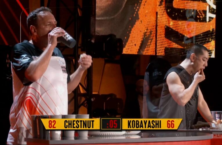 شاهد متسابقًا يتناول 83 شطيرة نقانق في 10 دقائق محطمًا الرقم القياسي العالمي