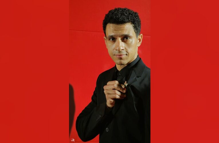 عصام عمر يشير للعلم الفلسطيني في مهرجان فينيسا السينمائي