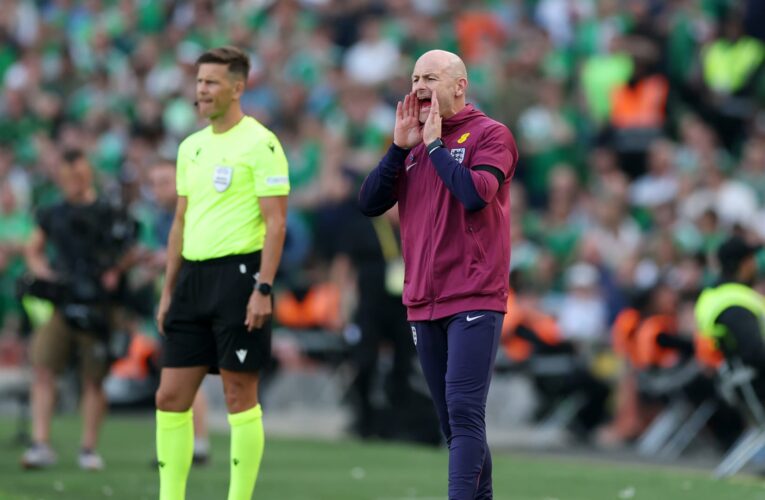 موقف “محرج” لمدرب منتخب إنجلترا في مباراته الأولى.. هذا ما حدث معه