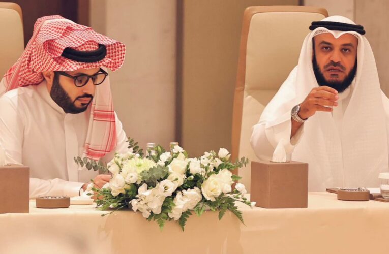تركي آل الشيخ بجانب مشاري العفاسي بصورة تشعل تكهنات وتوقعات