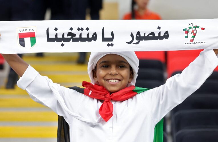 منتخب الإمارات يكرّم طفلاً بعد انتشار لقطة “مؤثرة” له من مدرجات الملعب