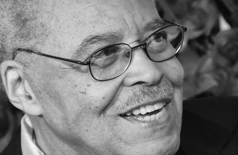 وفاة جيمس جونز صوت “دارث فيدر” و”موفاسا” وشعار قناة CNN