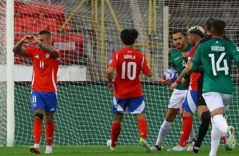 تسبب بمشادة بين اللاعبين.. هدف “غريب” لمنتخب تشيلي خلال مباراة في تصفيات مونديال 2026