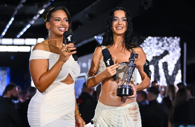 تايلور سويفت وكيتي بيري في أبرز لحظات حفل توزيع جوائز MTV الـ 40