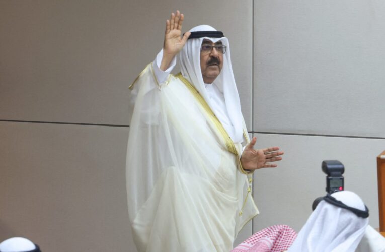 أمير الكويت بـ”هدوء ولطف” يشعل تفاعلا بأسلوب تصحيح مسؤولة نطقت اسم منطقة