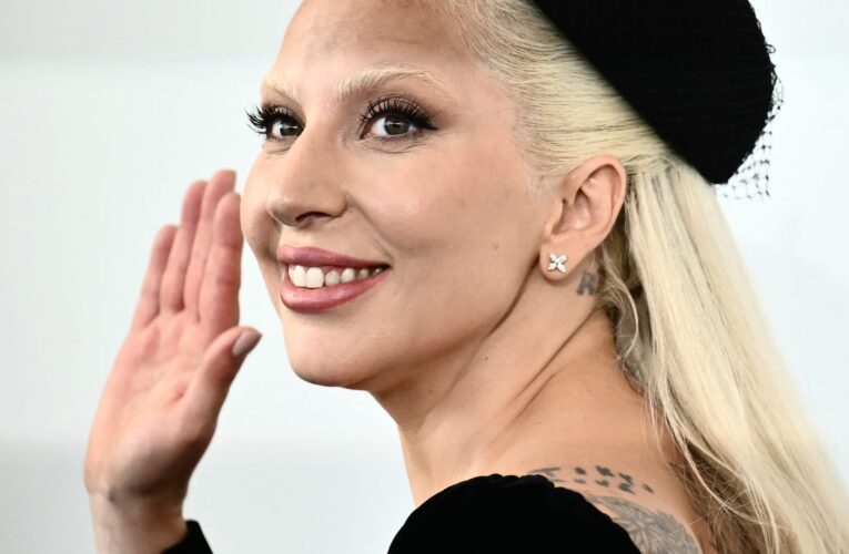 ليدي غاغا تشرح سبب تجاهلها الشائعات التي تزعم بأنها رجل