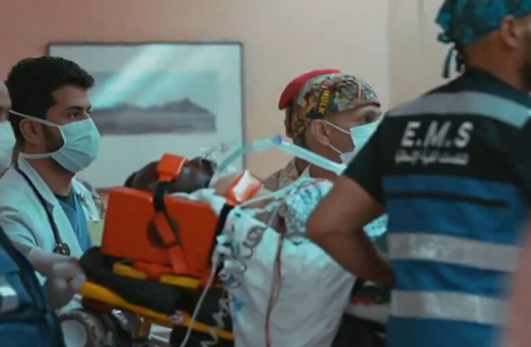 وجه فهد المولد.. لقطات مؤلمة على النقالة تشعل تفاعلا بعد وصوله السعودية