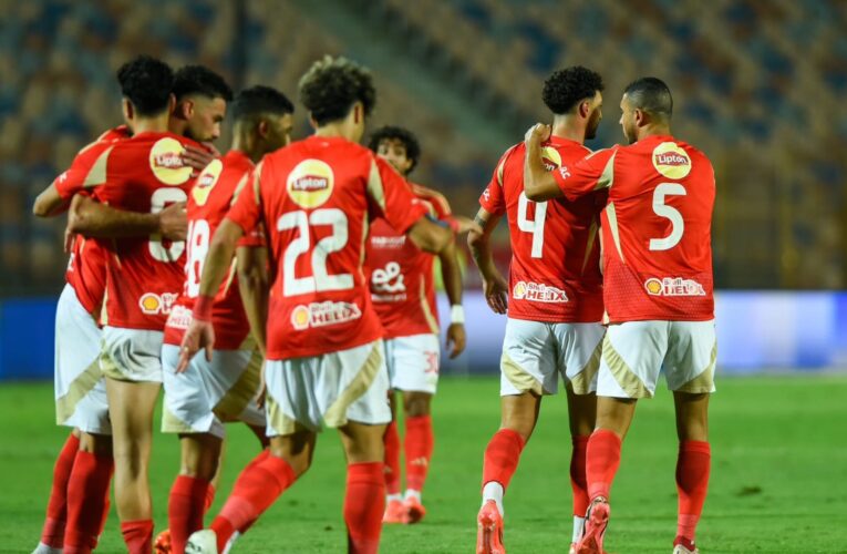 سقوط قاعدة درع الدوري المصري أثناء مراسم تتويج النادي الأهلي يثير جدلاً