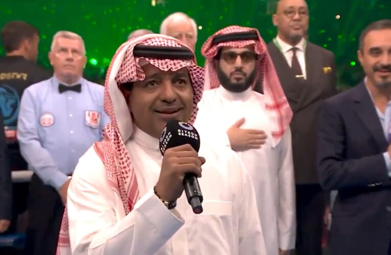 راشد الماجد يؤدي النشيد السعودي في نزال ويمبلي والقصبي يتفاعل