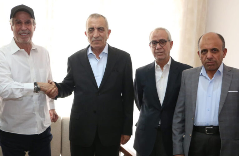 الأردن.. وزير الثقافة يزور المخرج حسين دعيبس بعد الكشف عن إصابته بجلطة