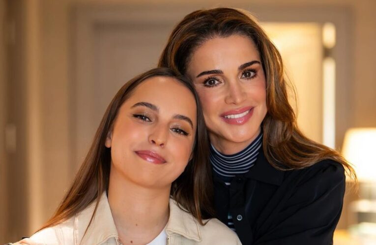 الملكة رانيا تعايد الأميرة سلمى.. والأمير الحسين ينشر صورة مع شقيقته بالزي العسكري