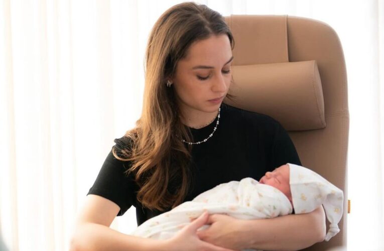 الملكة رانيا تعايد الأميرة إيمان والأمير الحسين يعايدها بصورة مع ابنته التي تحمل اسمها