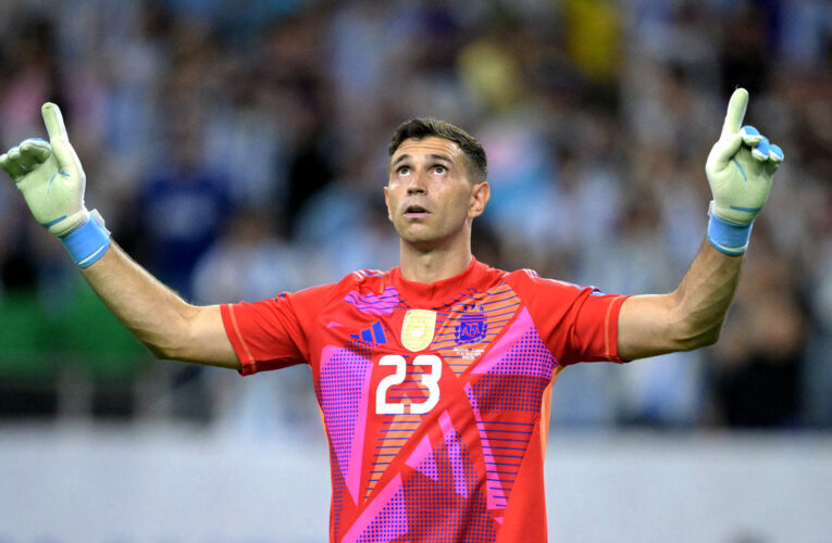 “فيفا” يقرر معاقبة حارس مرمى منتخب الأرجنتين.. ما السبب؟
