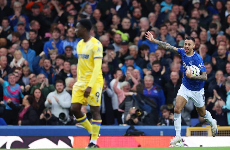 بهذه الطريقة.. لاعب إيفرتون يحرز”أحد أروع” أهداف الدوري الإنجليزي