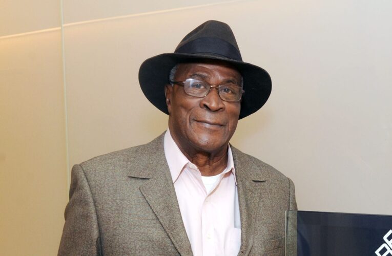 علمت بوفاته بعد 45 يومًا.. ابنة جون آموس تعبر عن صدمتها لرحيله