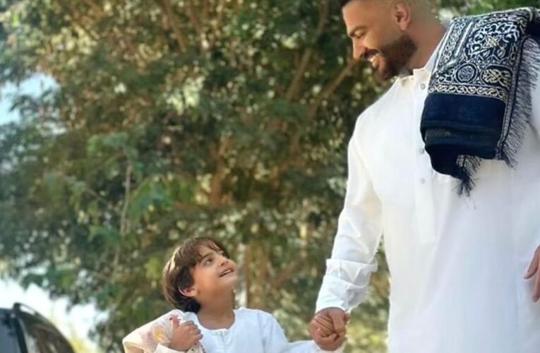 اصطحبه للصلاة.. تفاعل واسع على صورة لتامر حسني وابنه