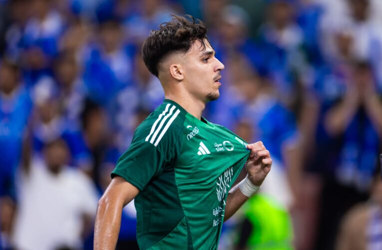 طريقة احتفال لاعب الأهلي السعودي بهدفه أمام الهلال تثير ضجة