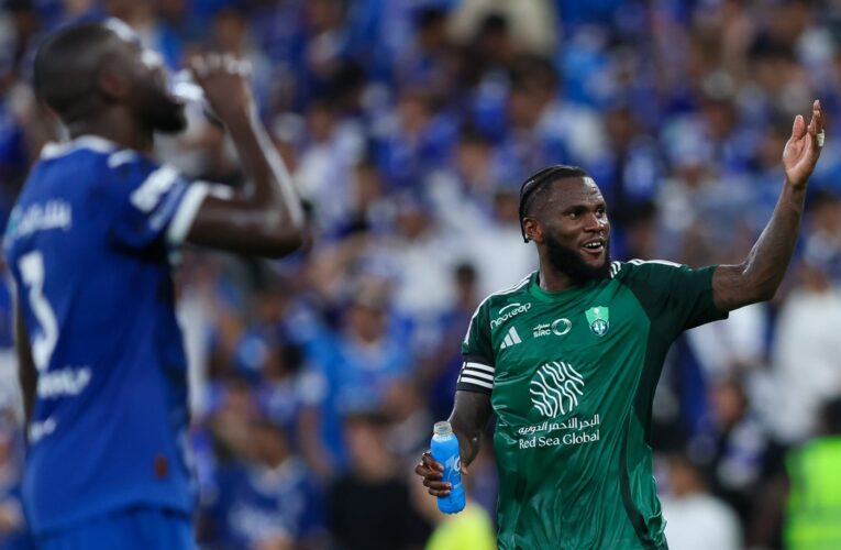 لقطة بين كيسييه وسالم الدوسري في الدوري السعودي تثير جدلاً.. هذا ما حدث بينهما