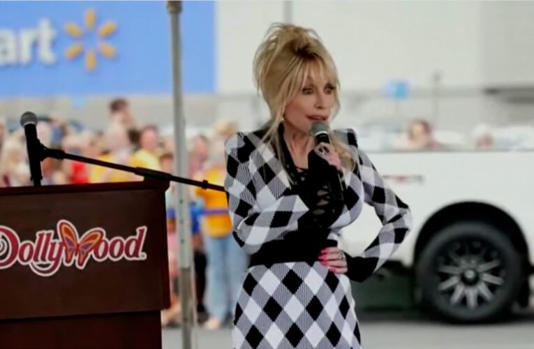 أنشدت وتبرعت بمليون دولار.. دوللي بارتون تظهر علنا وتقدم المساعدة لإغاثة ضحايا “هيلين”