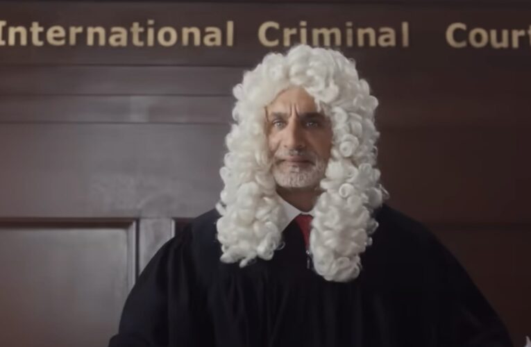 باسم يوسف يسخر في أغنية مصوّرة من محاكمة نتنياهو و”تحيز أمريكا”