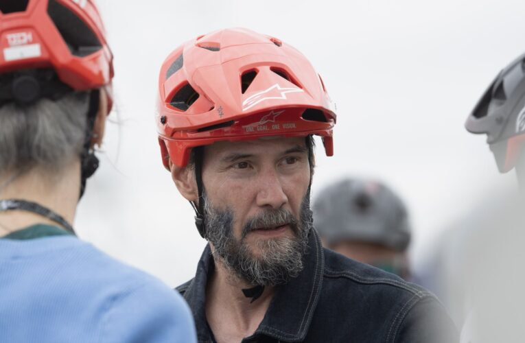 كيانو ريفز يشارك لأول مرة في سباقات السيارات الاحترافية