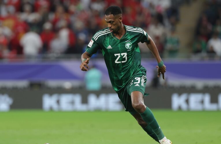 إيقاف وغرامة.. “فيفا” يعاقب لاعب المنتخب السعودي محمد كنو