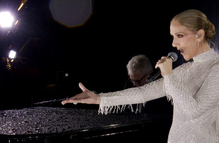 بعينين دامعتين.. سيلين ديون تعبر عن تأثرها بأداء كيلي كلاركسون لأغنية “تيتانك”